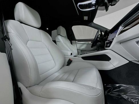 Certified 2025 Porsche Macan S image 30