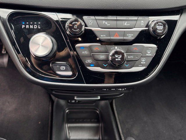 Used 2025 Chrysler Pacifica Select FWD image 18