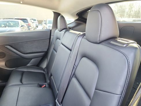 Used 2022 Tesla Model Y Long Range image 23