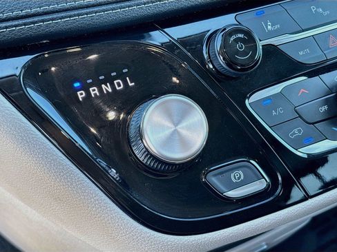 Used 2023 Chrysler Pacifica Touring-L FWD image 16