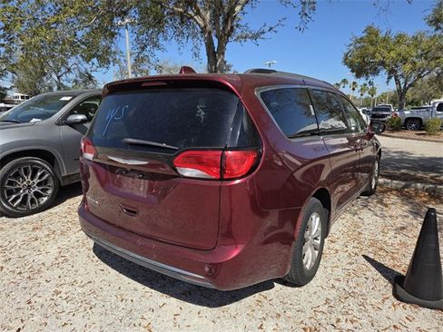 Used 2017 Chrysler Pacifica Touring-L image 6