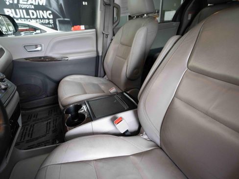 Used 2017 Toyota Sienna XLE Premium FWD image 10