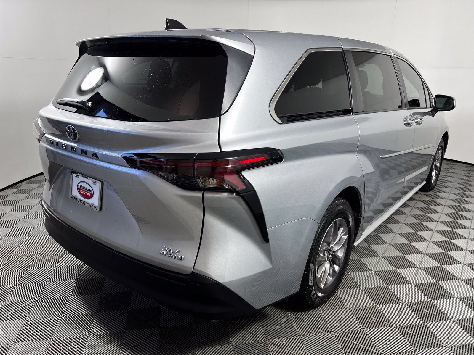 Certified 2023 Toyota Sienna XLE FWD image 5