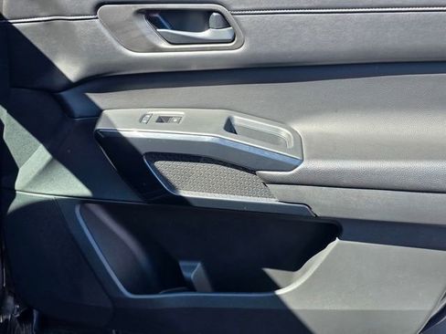 Used 2024 Nissan Pathfinder S image 23