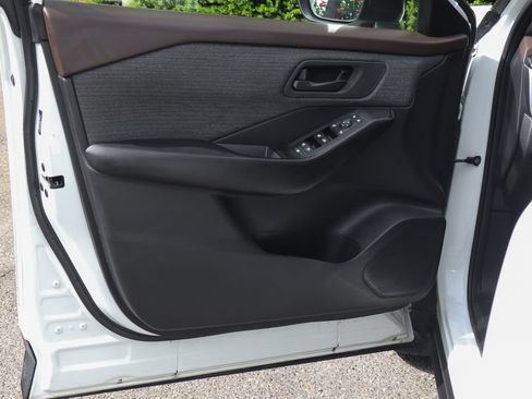 Used 2023 Nissan Rogue S FWD image 17