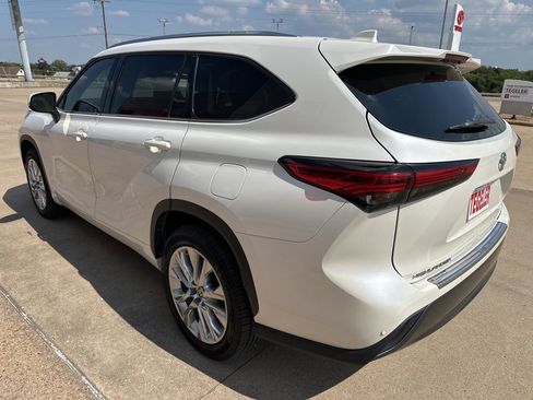 Used 2021 Toyota Highlander Limited image 5