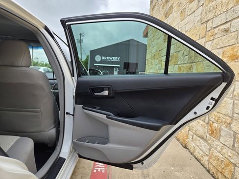 Used 2012 Toyota Camry LE FWD image 10