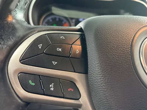 Used 2019 Jeep Cherokee Latitude w/ Cold Weather Group AWD/4WD image 32