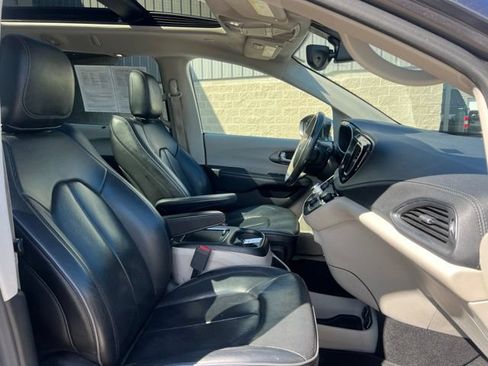 Used 2019 Chrysler Pacifica Limited FWD image 10