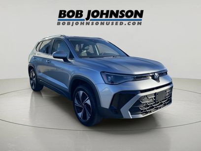 Used 2025 Volkswagen Taos SE w/ Panoramic Sunroof Package