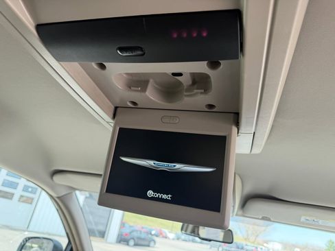 Used 2016 Chrysler Town & Country Touring image 17