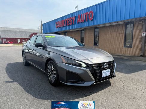 Used 2024 Nissan Altima 2.5 SV image 1