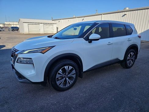 Used 2023 Nissan Rogue SV image 2