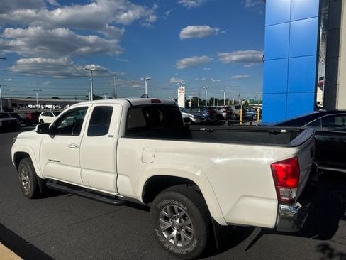 Used 2017 Toyota Tacoma SR5 AWD/4WD image 7