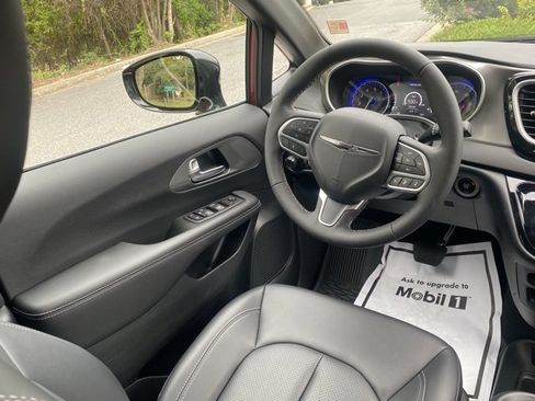 Used 2025 Chrysler Voyager LX image 31