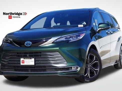 Used 2025 Toyota Sienna Platinum image 1