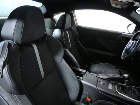 Used 2025 Toyota GR86 Premium w/ ALL Weather Mat Package (TMS) RWD image 13