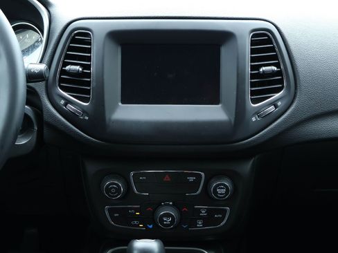 Used 2019 Jeep Compass Latitude FWD image 16