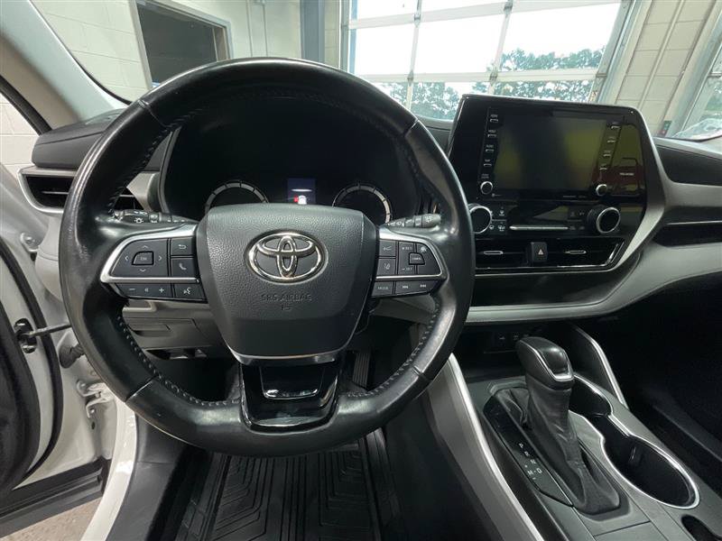 Used 2021 Toyota Highlander LE FWD image 14