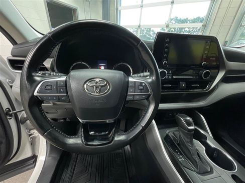 Used 2021 Toyota Highlander LE FWD image 14