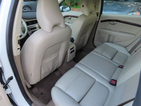 Used 2010 Volvo V70 FWD image 12