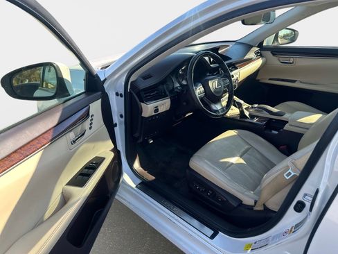 Used 2016 Lexus ES 350 w/ Luxury Package w/Wood Trim image 10