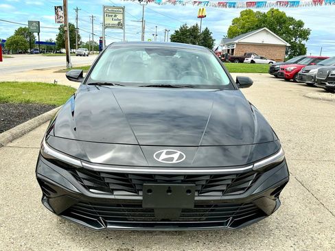 Used 2025 Hyundai Elantra SEL FWD image 2