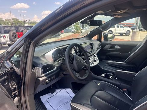 Used 2025 Chrysler Pacifica Limited FWD image 14