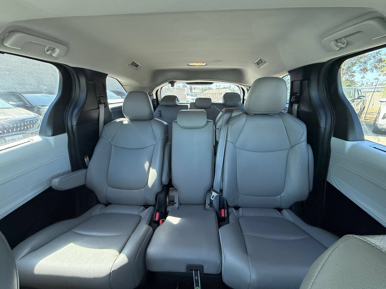 Used 2025 Toyota Sienna XLE FWD image 40
