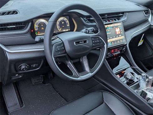 New 2025 Jeep Grand Cherokee Limited image 11