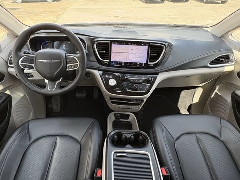 Used 2024 Chrysler Pacifica Limited FWD image 27
