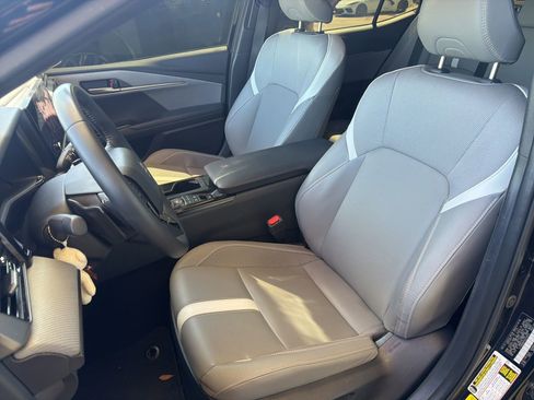 Used 2025 Toyota Camry SE w/ Convenience Package image 13