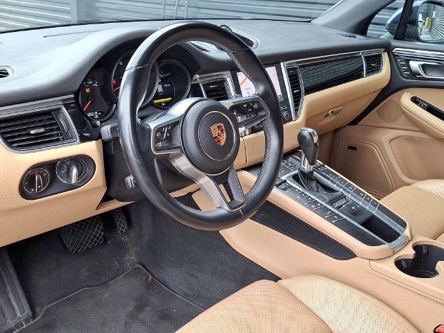 Certified 2018 Porsche Macan AWD/4WD image 4