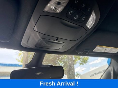 Used 2025 Chrysler Pacifica Select FWD image 11