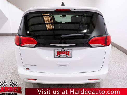 Used 2023 Chrysler Voyager LX FWD image 4