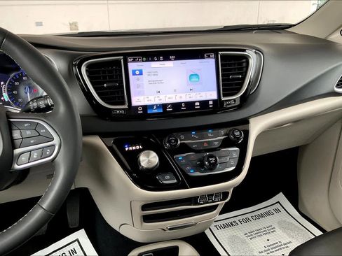 Used 2023 Chrysler Pacifica Touring-L FWD image 7