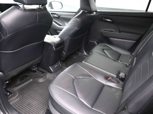 Used 2024 Toyota Highlander XLE image 14