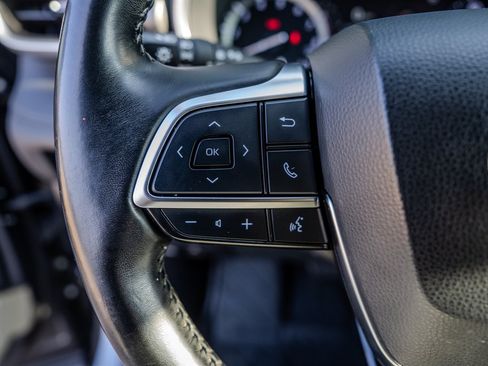 Used 2020 Toyota Highlander XLE FWD image 16