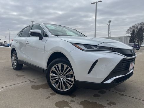 Used 2023 Toyota Venza Limited image 2