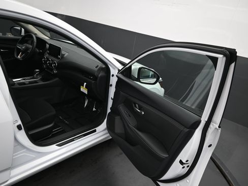 Certified 2025 Nissan Sentra SV w/ All-Weather Package FWD image 11