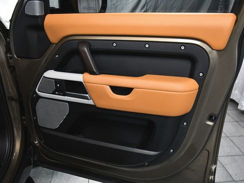 Used 2024 Land Rover Defender 130 X-Dynamic SE image 16