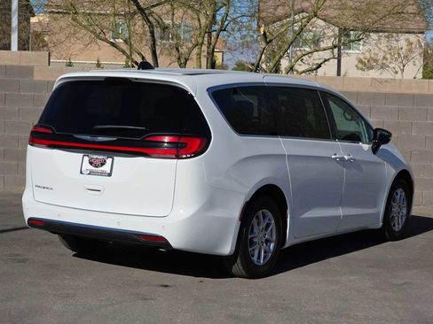 Certified 2024 Chrysler Pacifica Touring-L image 9