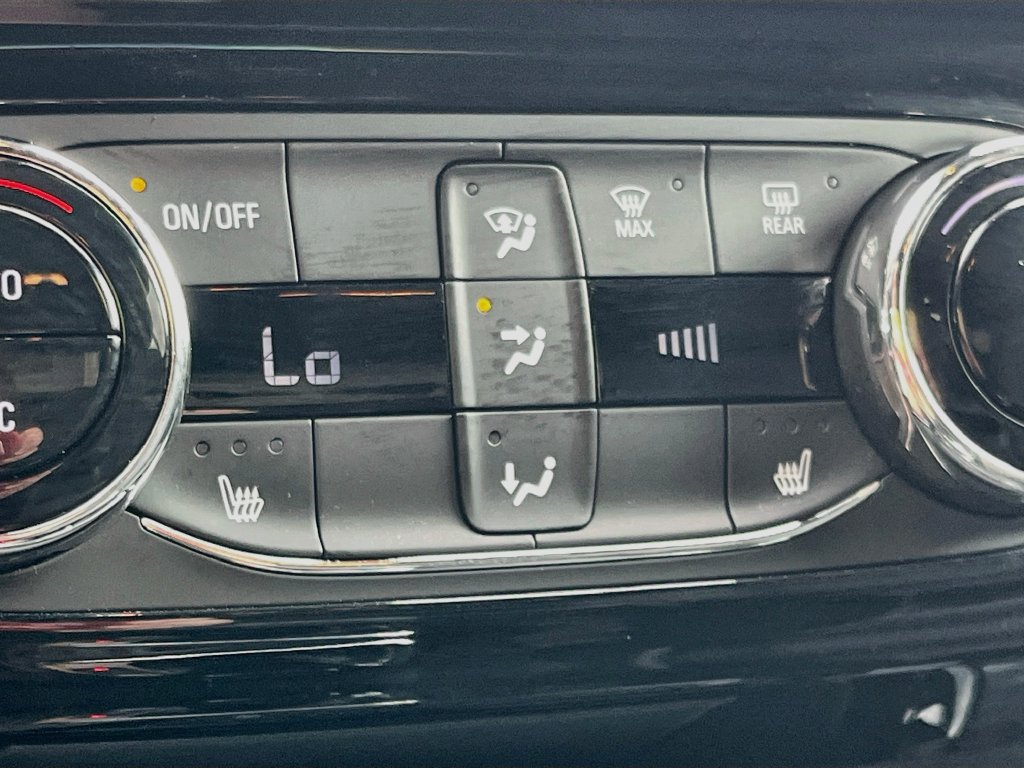 Used 2025 Chevrolet Trax RS FWD image 19