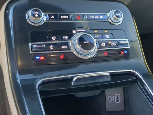 Used 2022 Lincoln Nautilus FWD w/ Premium Package image 18