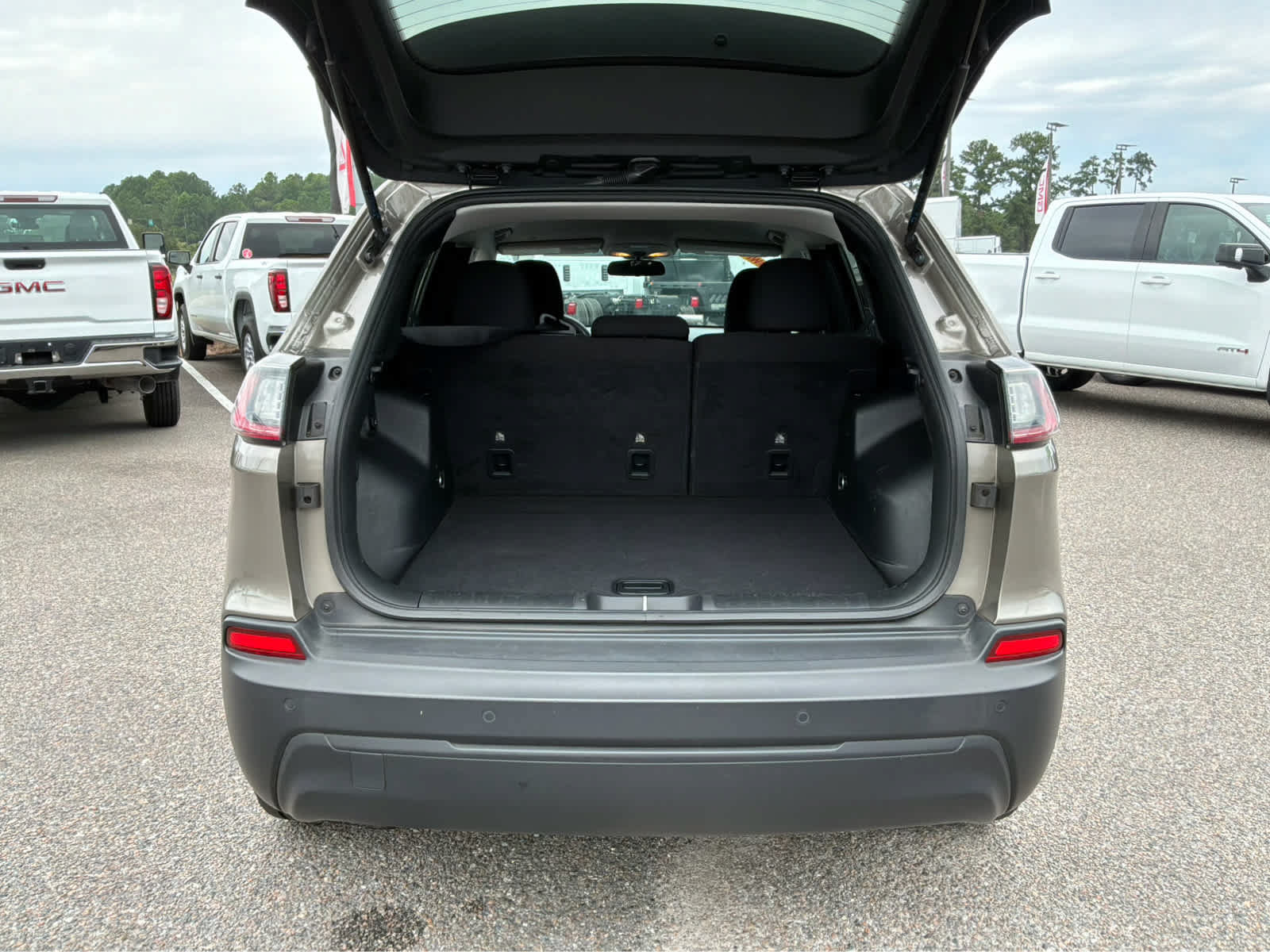 Used 2020 Jeep Cherokee Latitude FWD image 19