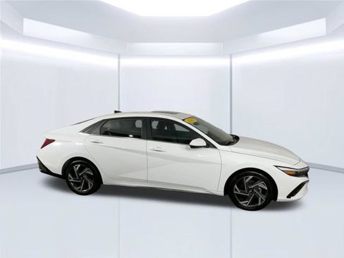 Used 2025 Hyundai Elantra SEL FWD image 10