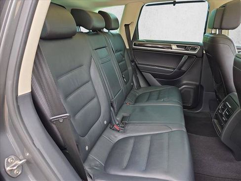 Used 2016 Volkswagen Touareg Executive AWD/4WD image 21