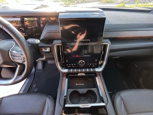 Used 2025 GMC Yukon Denali AWD/4WD image 18