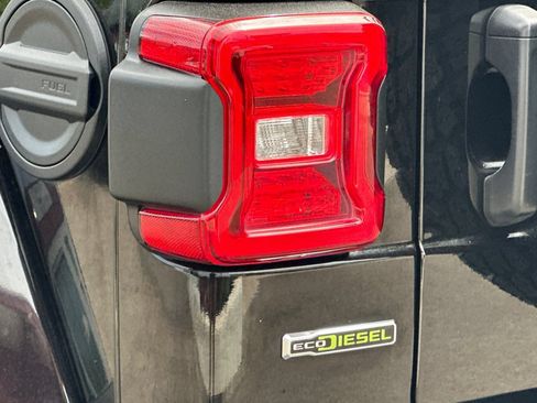 Used 2021 Jeep Wrangler Unlimited Sahara AWD/4WD image 32