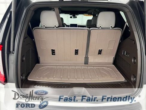 Used 2022 GMC Yukon SLT w/ SLT Premium Package image 34